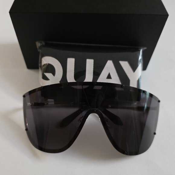 Quay Australia On Set Oversized Shield Sunglasses - Picture 3 of 12